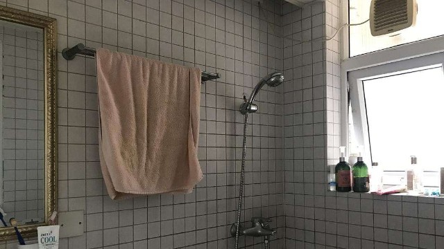 衛(wèi)生間窗戶貼磨砂膜和掛窗簾哪個好？